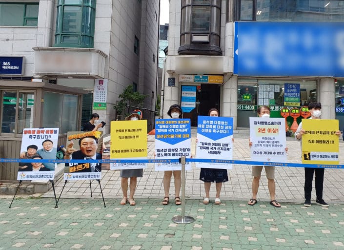 육비 정기지급 채권이 있음에도 양육비를 지급받지 못하는 기준 중위소득 150% 이하 한부모가족 자녀에게 국가가 양육비를 우선 지급하고, 추후 양육비 채무자(비양육자)에게 국세 강제징수의 예에 따라 징수하는 제도